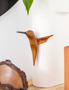 Pájaro hecho a mano con restos de madera