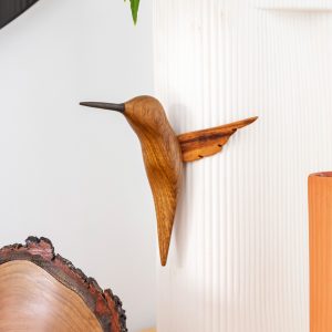 Pájaro hecho a mano con restos de madera